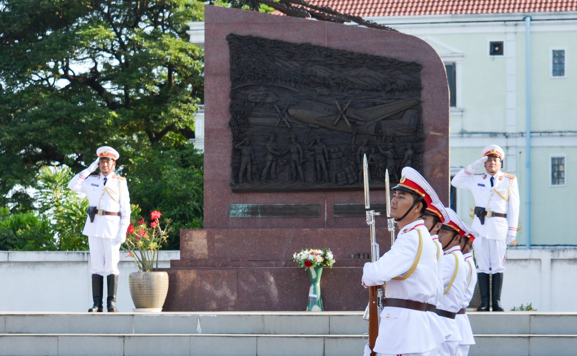 Российские парламентарии возложили цветы к памятнику советским летчикам транспортной авиации во Вьентьяне, участвовавшим в боевых действиях в Индокитае в годы американской агрессии с 1960 по 1973 годы