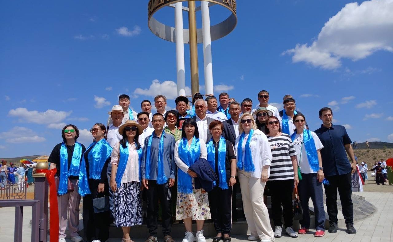 Баир Жамсуев на берегу реки Онон Агинского Бурятского округа принял участие в открытии архитектурно-декоративной стелы «Котел дружбы» в знак сотрудничества и дружбы между Россией, Китаем и Монголией
