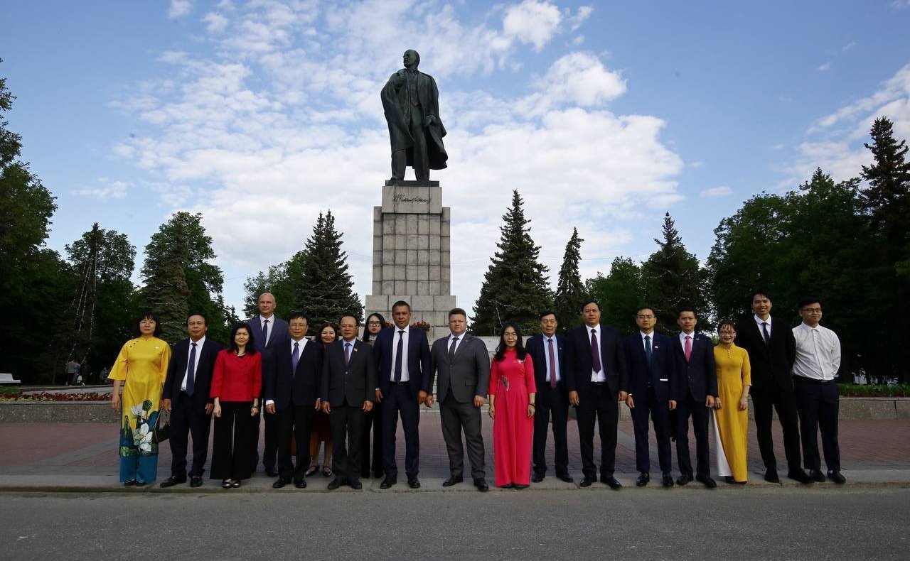 Айрат Гибатдинов совместно с губернатором региона Алексеем Русских провёл встречу с официальной делегацией провинции Нгеан Социалистической Республики Вьетнам