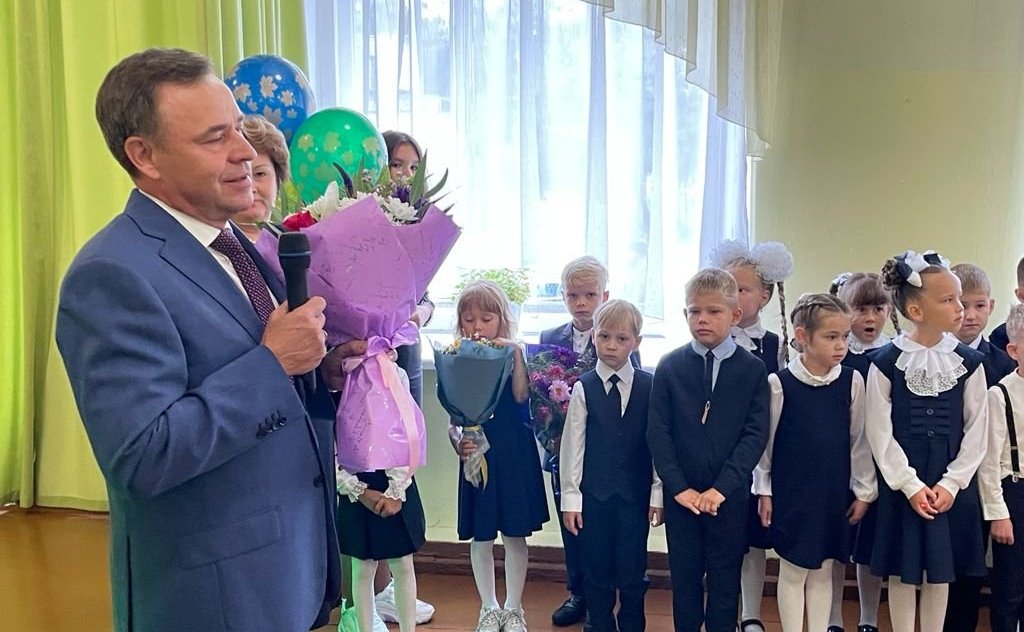 Виктор Новожилов поздравил учеников Вельской школы номер три с Днем знаний