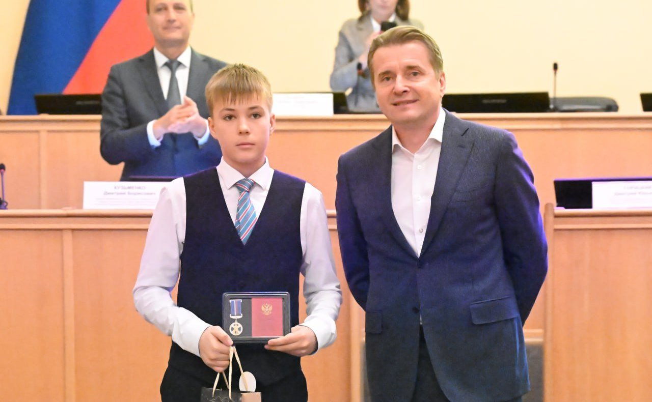 Дмитрий Горицкий вручил Памятные медали Совета Федерации «За проявленное мужество» детям-героям Тюменской области