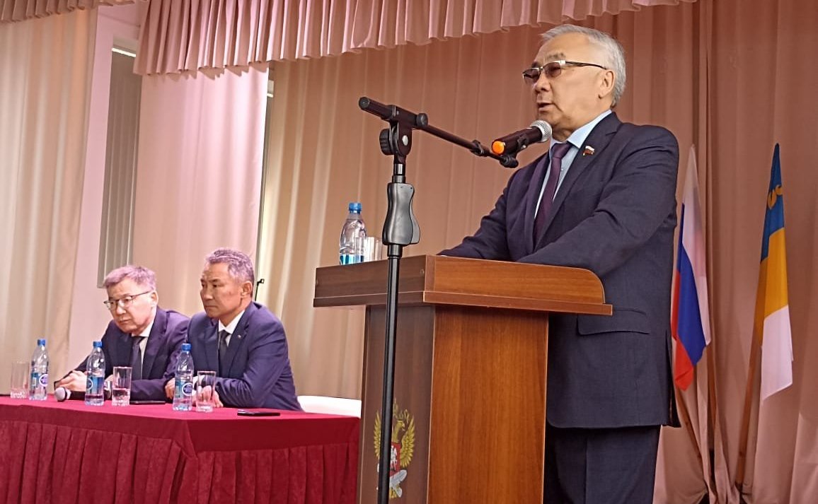 Баир Жамcуев в Агинском встретился с работниками налоговой службы, со студентами и преподавателями средних специальных учебных заведений