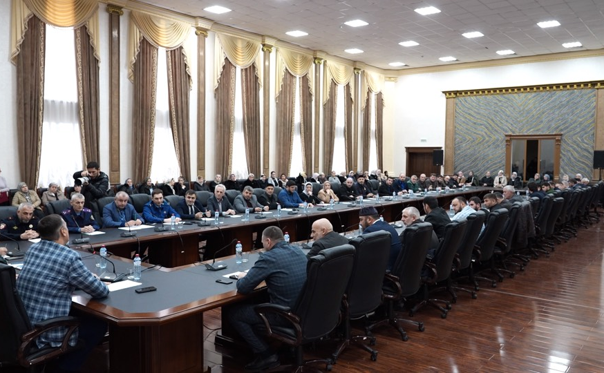 Мохмад Ахмадов в рамках работы в регионе принял участие в расширенном совещании, которое состоялось в администрации Шалинского района