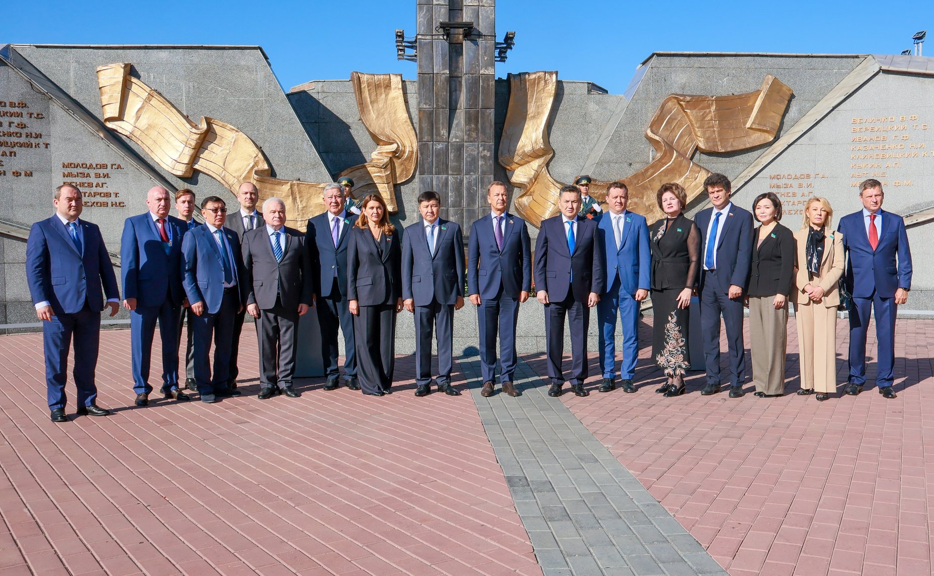 Делегация Совета Федерации приняла участие в возложении цветов к мемориальному комплексу погибших воинов и героев Великой Отечественной войны «Победа»