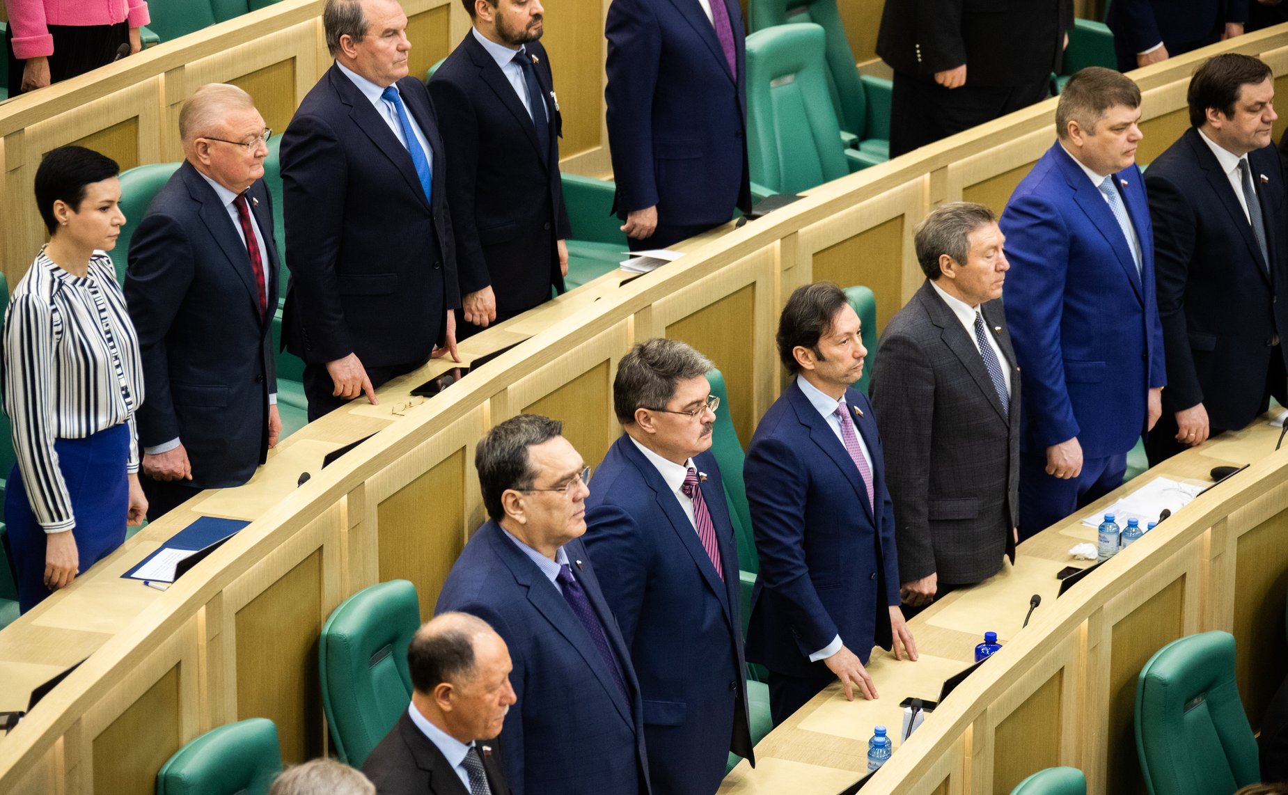 Сенаторы слушают гимн России перед началом 477-го заседания Совета Федерации