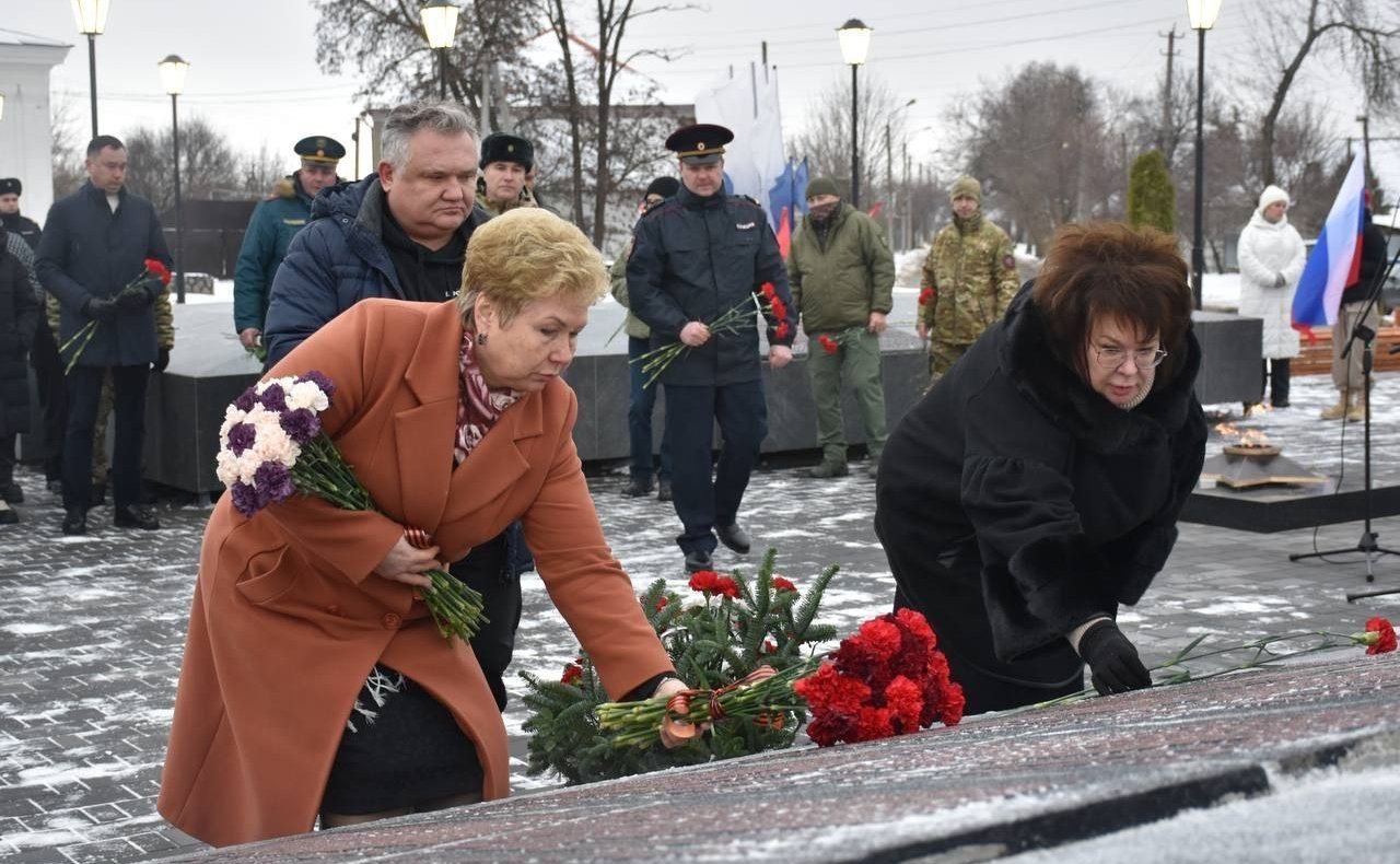 Ольга Бас в ЛНР приняла участие в открытии обновленного мемориала участникам Великой Отечественной войны