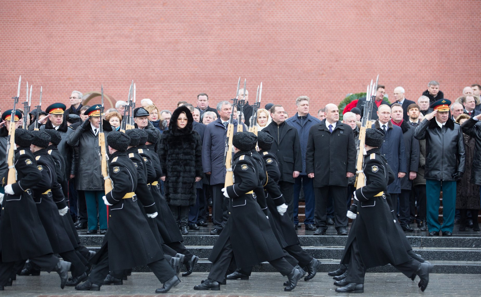 Валентина Матвиенко приняла участие в церемонии возложения венка и цветов к Могиле Неизвестного Солдата