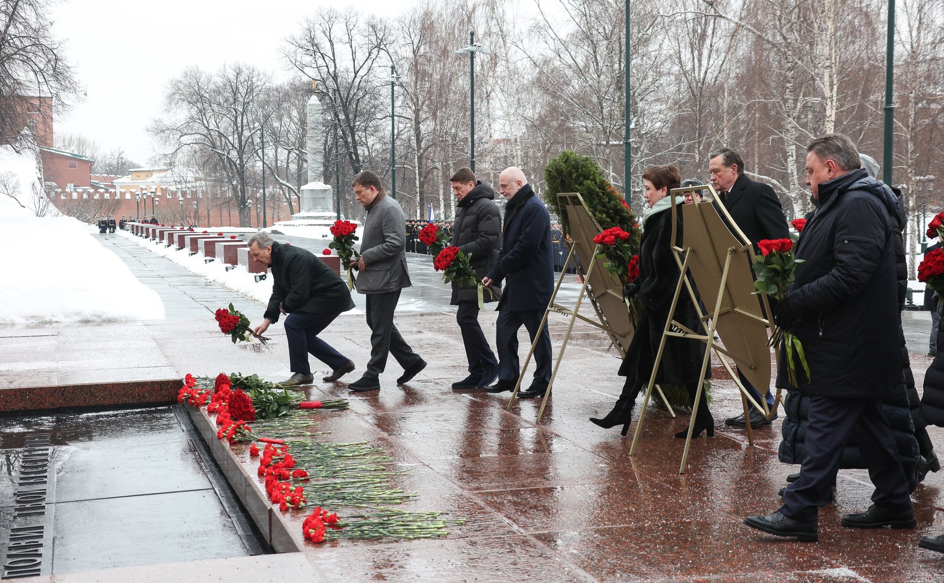 Председатель Совета Федерации Валентина Матвиенко и сенаторы РФ приняли участие в церемонии возложения цветов к Могиле Неизвестного Солдата