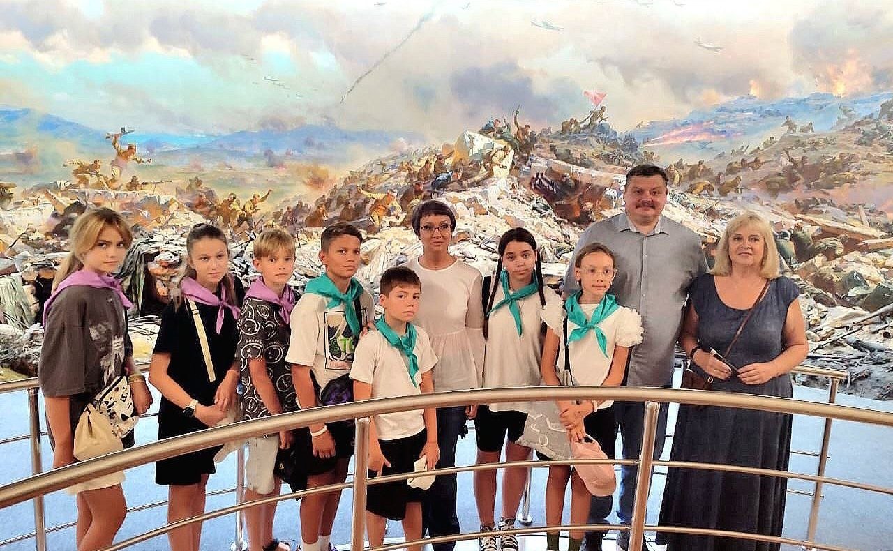 Сергей Колбин вместе с уполномоченным по правам ребенка в городе Севастополе Мариной Песчанской посетил детский оздоровительный лагерь «Ласпи» и принял участие в митинге в память о погибших детях Донбасса