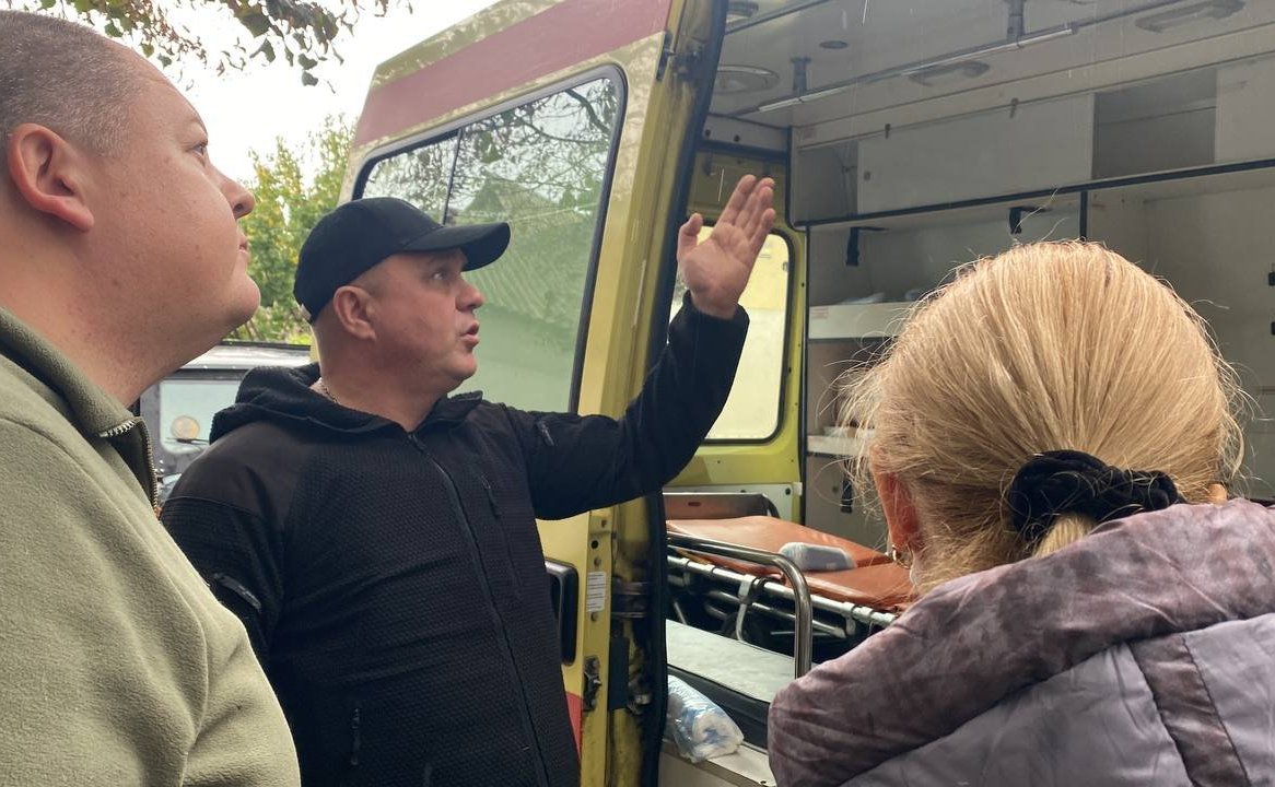 Игорь Кастюкевич встретил автомобиль скорой помощи, который передали жители и организации Архангельска для работы гуманитарной миссии в Херсонской области