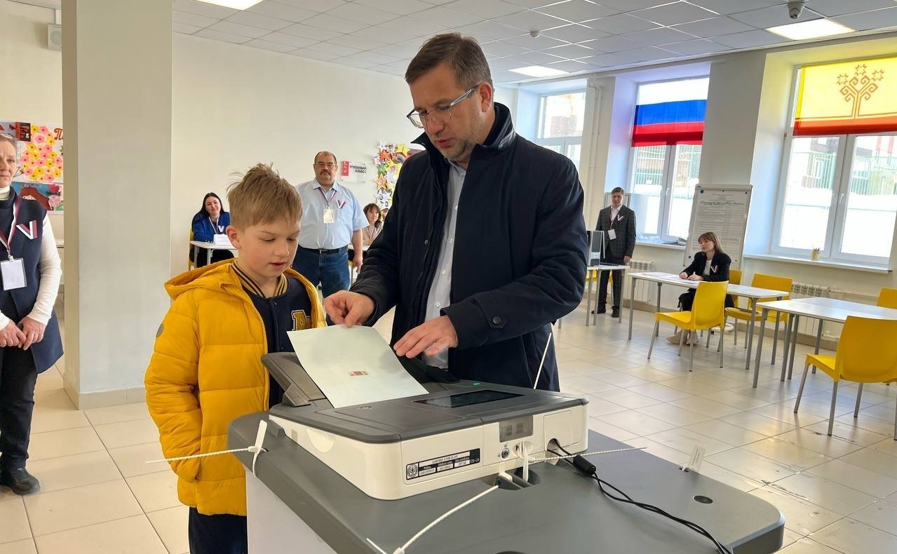 Николай Владимиров вместе с супругой проголосовал на выборах Президента России на избирательном участке