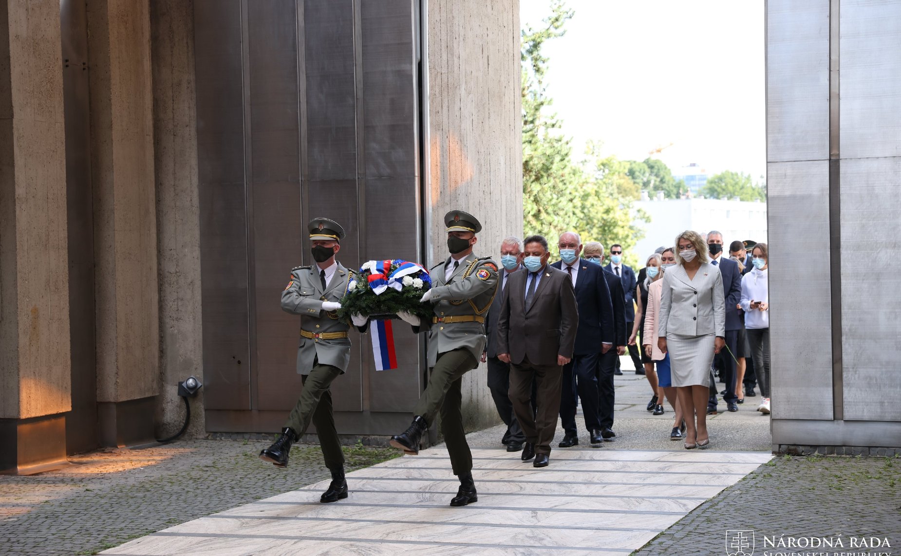 Делегация СФ совместно со словацкими депутатами возложила венок к мемориалу «Славин», посвященному воинам Советской армии, которые погибли за освобождение Словакии от фашистских захватчиков в годы Второй мировой войны