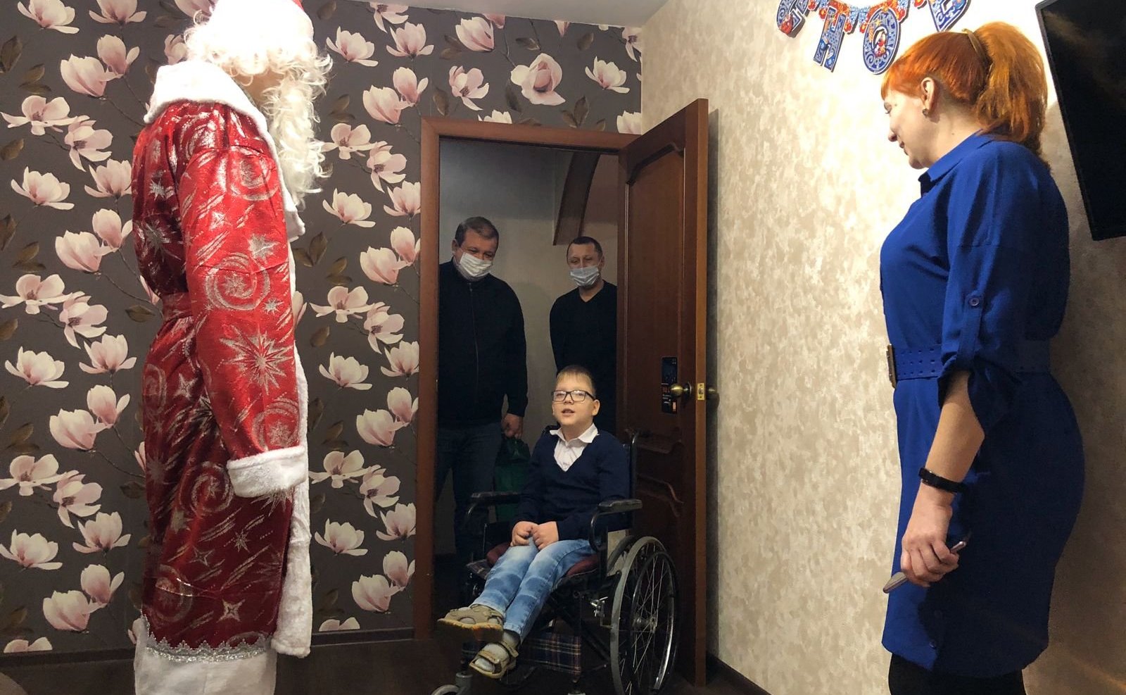 Сергей Безденежных приехал в Комсомольск-на-Амуре и вместе с Дедом Морозом вручил долгожданный подарок юному музыканту Жене Луговому