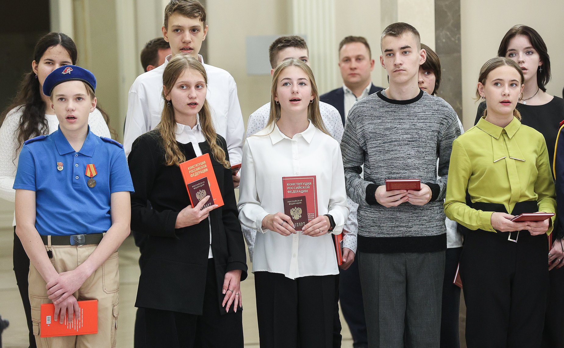 Торжественная церемония вручения паспортов граждан РФ 14-летним жителям Луганской Народной Республики и Херсонской области