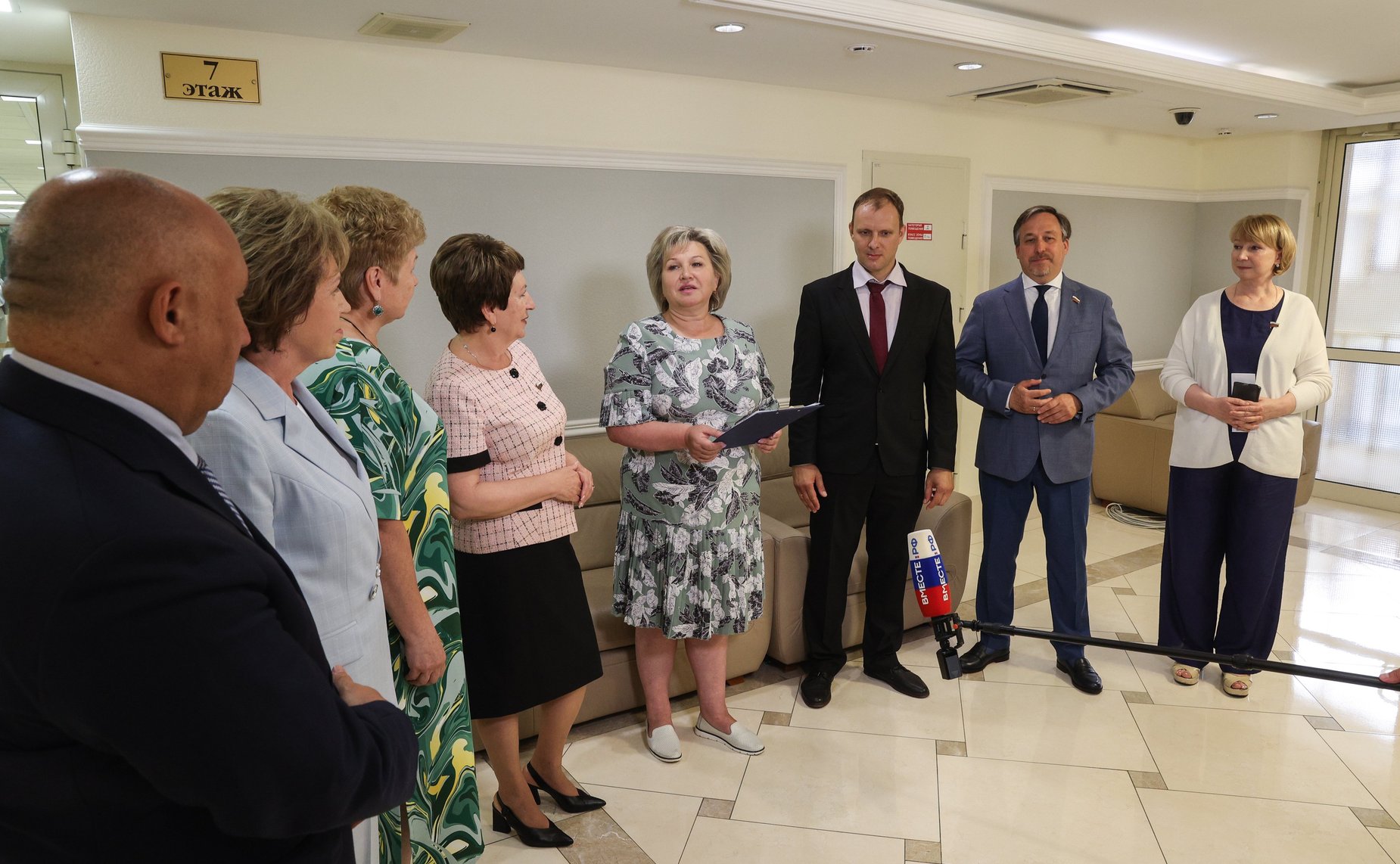 Открытие в Совете Федерации выставки художника-живописца Ильи Лысенкова «Под небом одним»