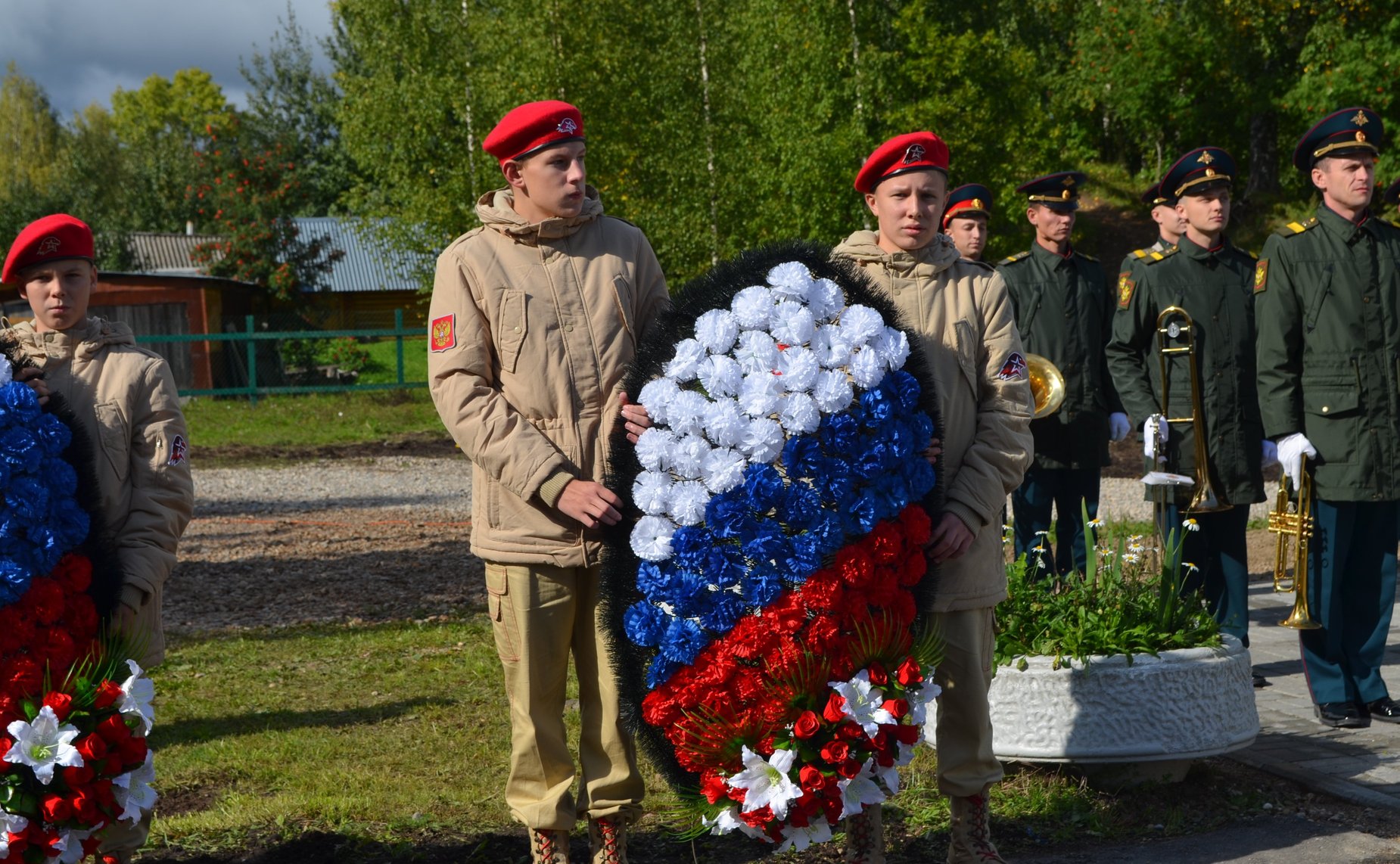 Участники мероприятия возложили цветы к памятнику неизвестному солдату в селе Ферапонтово
