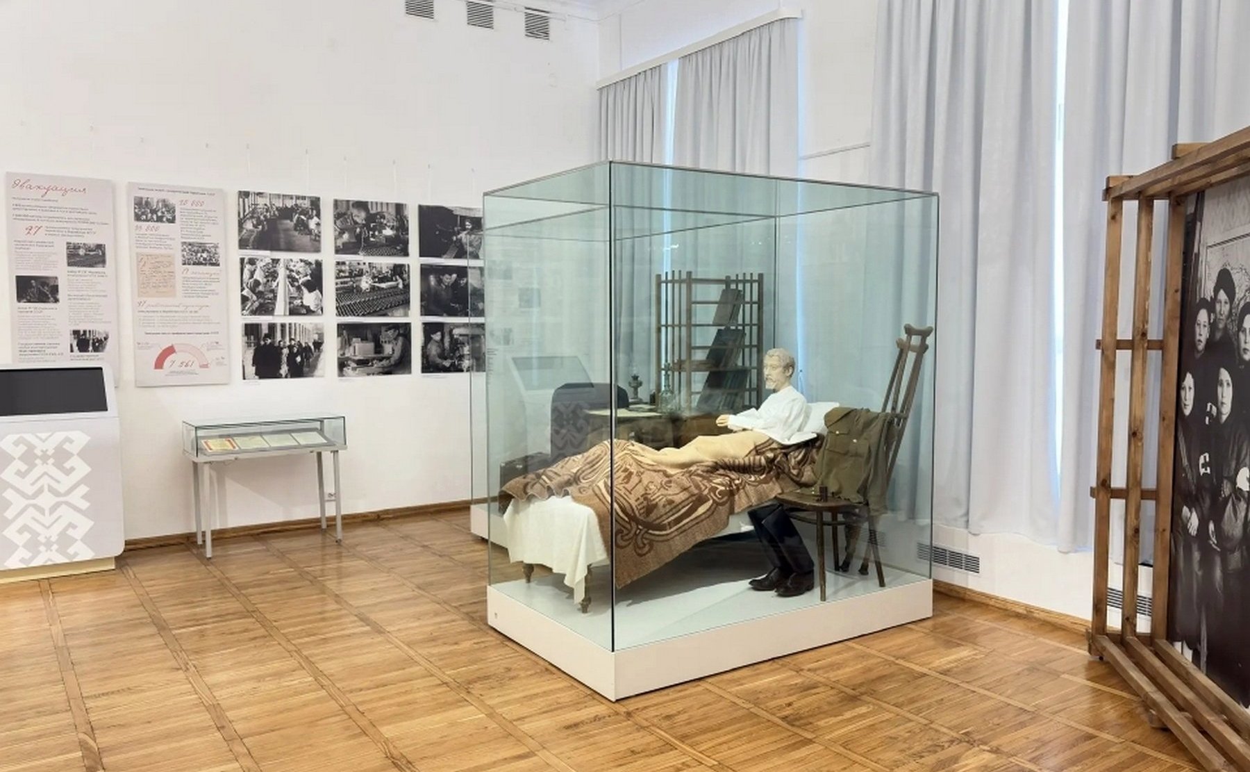 Сергей Мартынов посетил в Йошкар-Оле патриотическую выставку «Тихий фронт»