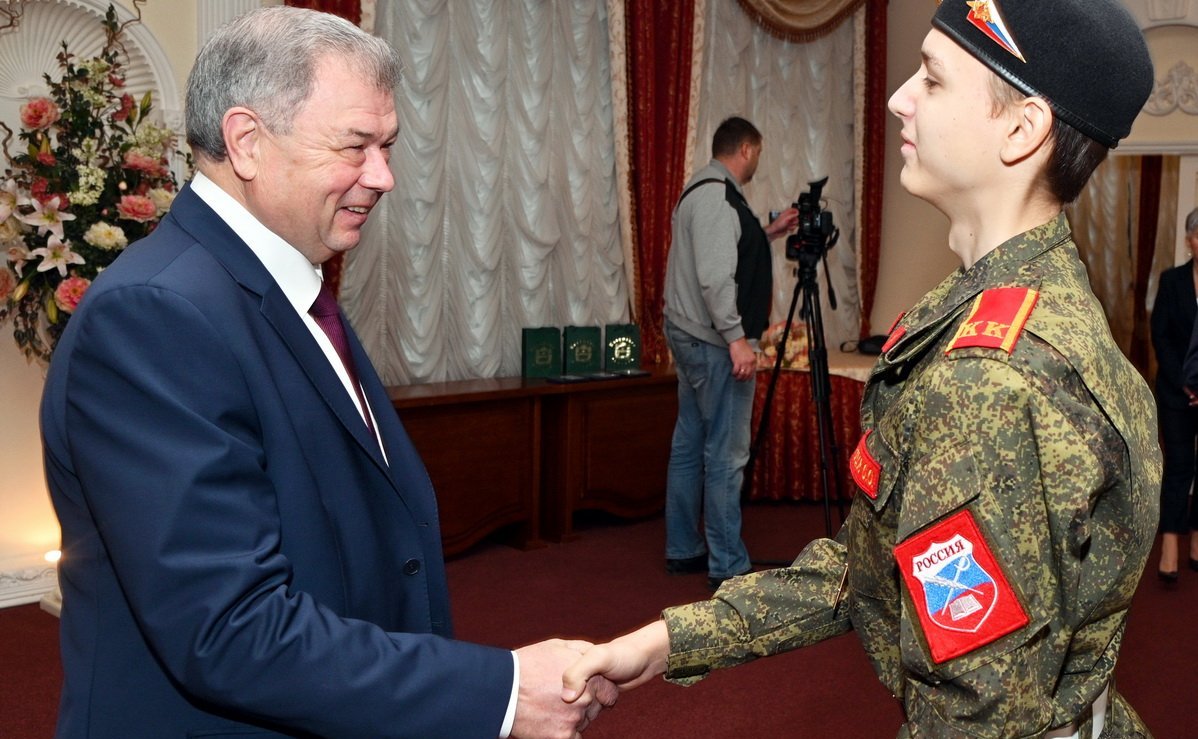 Анатолий Артамонов и Александр Савин в Калуге вручили награды подросткам, проявившим мужество в экстремальных ситуациях и спасшим человеческие жизни