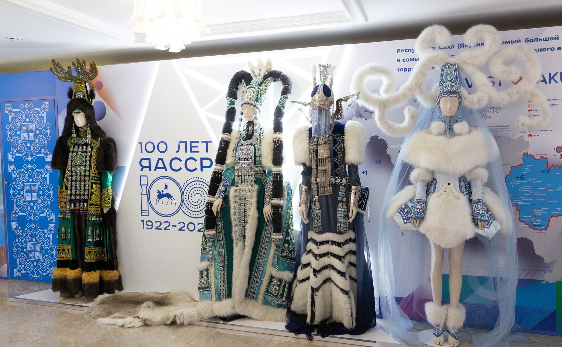 Валентина Матвиенко и Айсен Николаев осмотрели выставку, посвященную столетию Республики Саха (Якутия)
