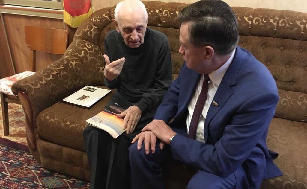 Сергей Рябухин в ходе рабочей поездки в регион поздравил ветерана Великой Отечественной Войны, Воздушно-десантных войск и строительства Геннадия Анциферова с 95-летием