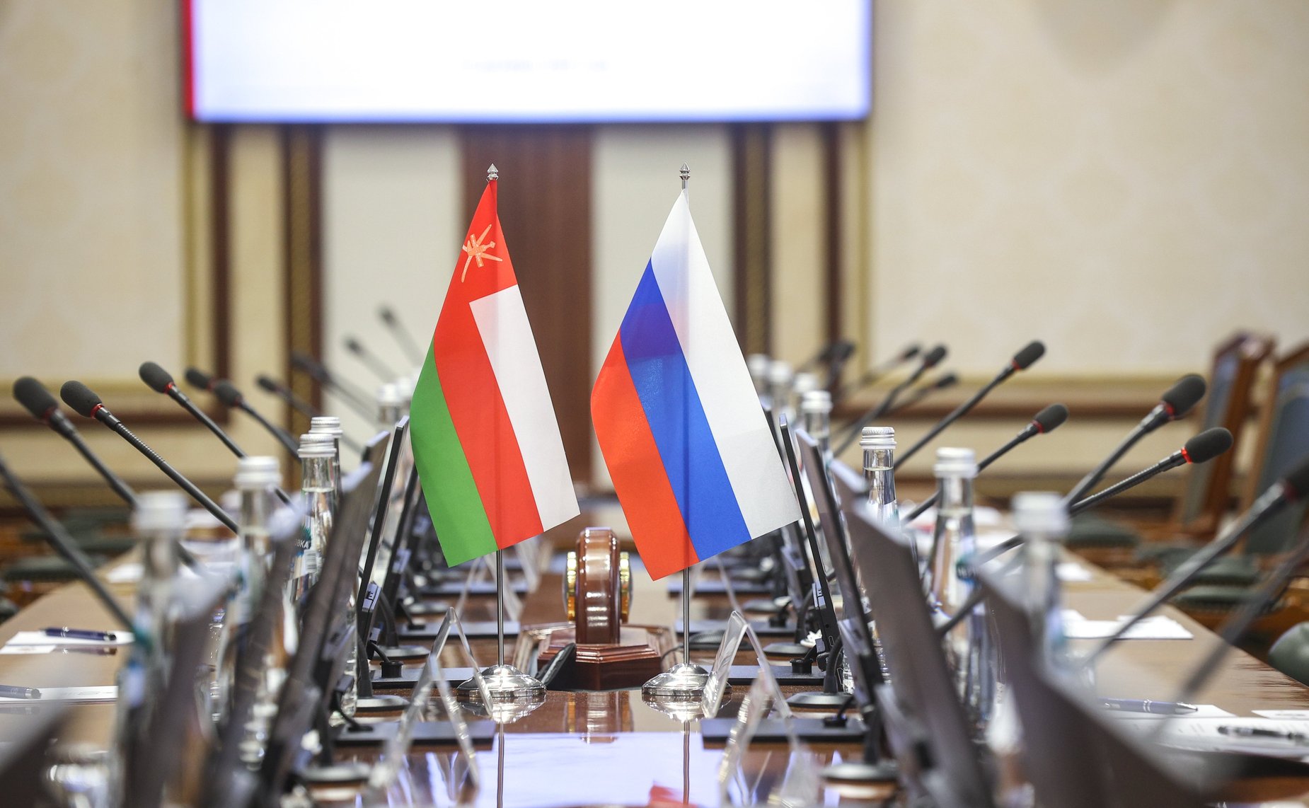 Встреча заместителя Председателя СФ Константина Косачева с руководителем группы по сотрудничеству с Российской Федерации, председателем Комитета по экономике и финансам Государственного совета Султаната Оман Зафером Аль Шанфари