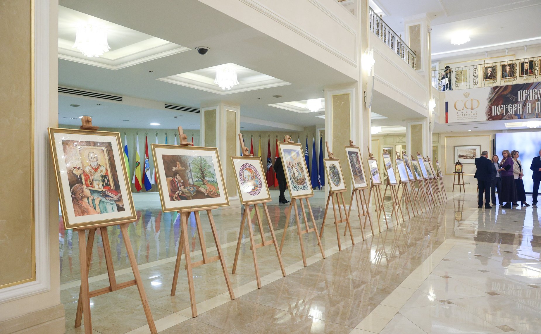 Председатель Совета Федерации Валентина Матвиенко и Святейший Патриарх Московский и Всея Руси Кирилл осмотрели выставку детских рисунков «Красота Божьего мира»