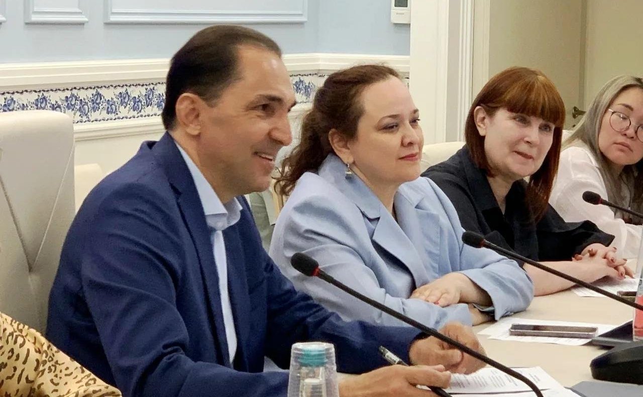 Андрей Хапочкин провёл встречу с участницами региональной делегации II Форума женщин Севера