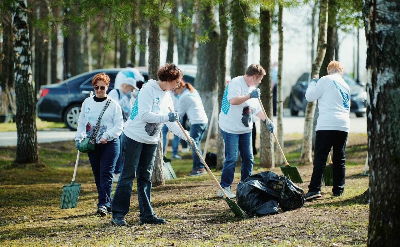 Владимир Пушкарев принял участие в высадке аллеи сиреней в память о погибших советских солдатах в годы Великой Отечественной войны