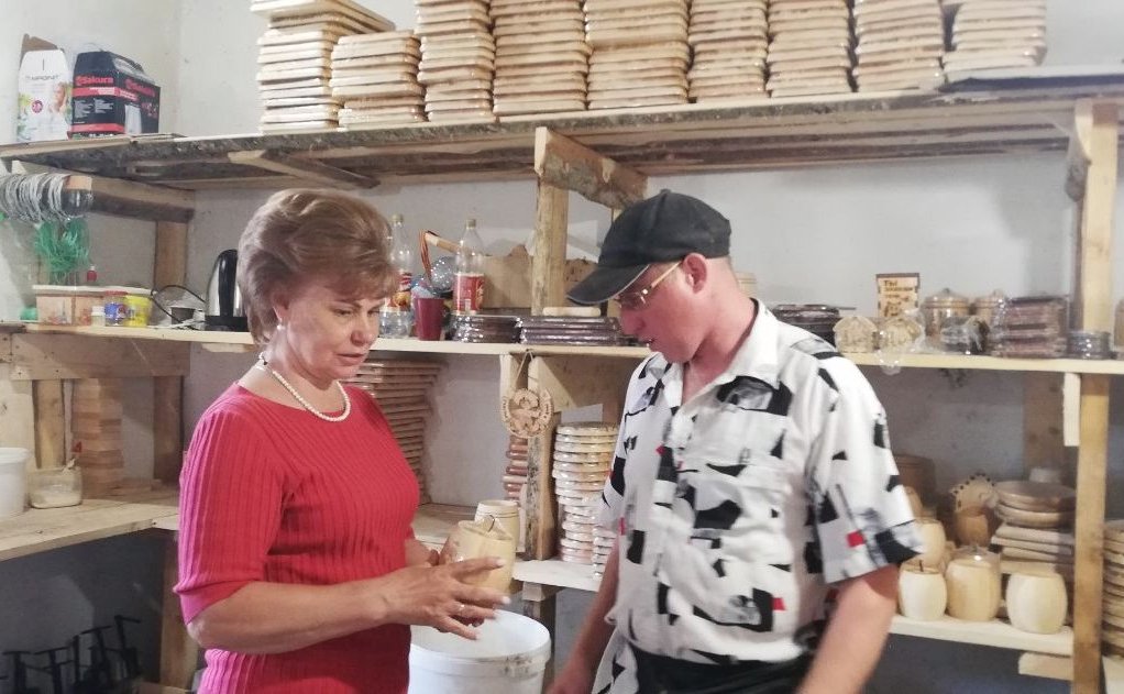 Татьяна Гигель в ходе рабочей поездки в регион встретилась с работниками компании, которая более 8 лет специализируется на изготовлении сувенирной продукции из кедра