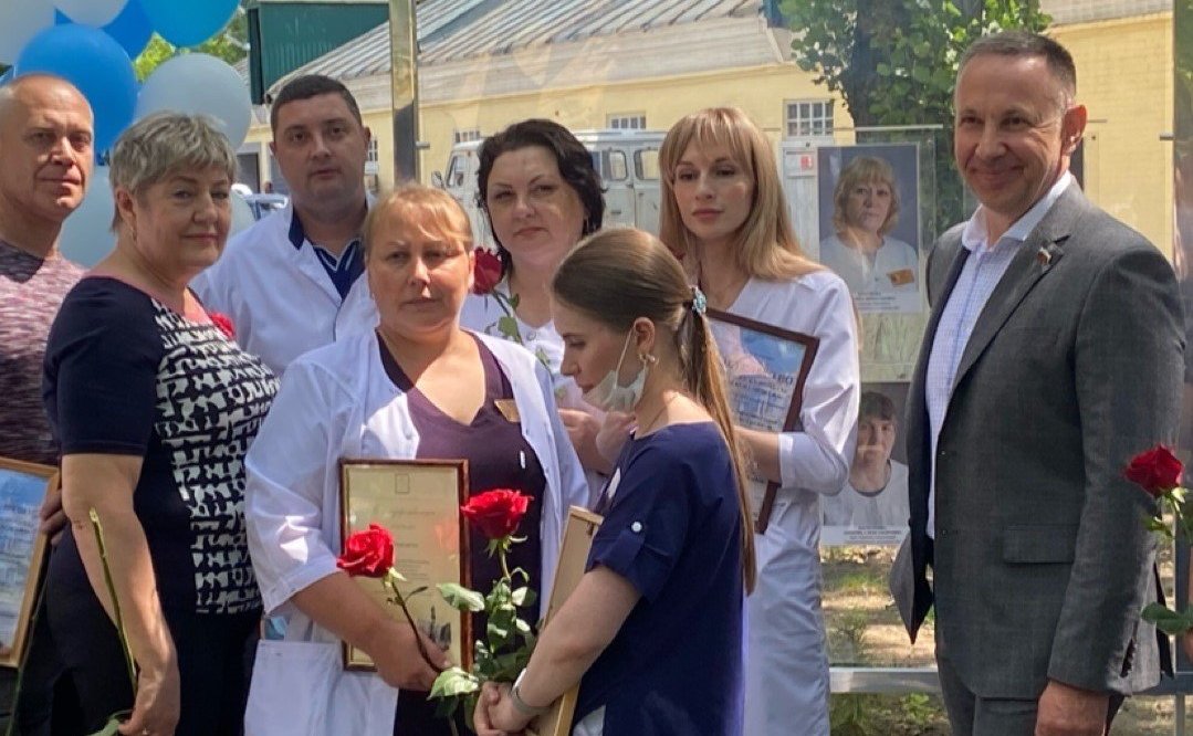 Олег Алексеев в ходе рабочей поездки в регион поздравил медицинских работников города Саратова с профессиональным праздником