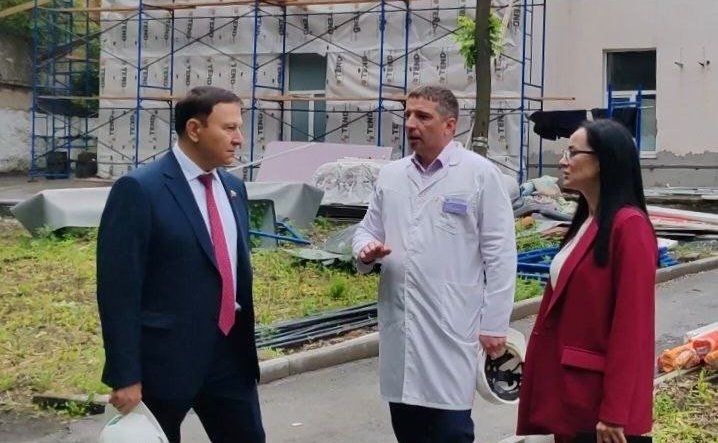 Александр Ролик в ходе региональной недели посетил реконструируемый корпус реабилитационного центра для участников СВО при Владивостокской клинической больнице №1