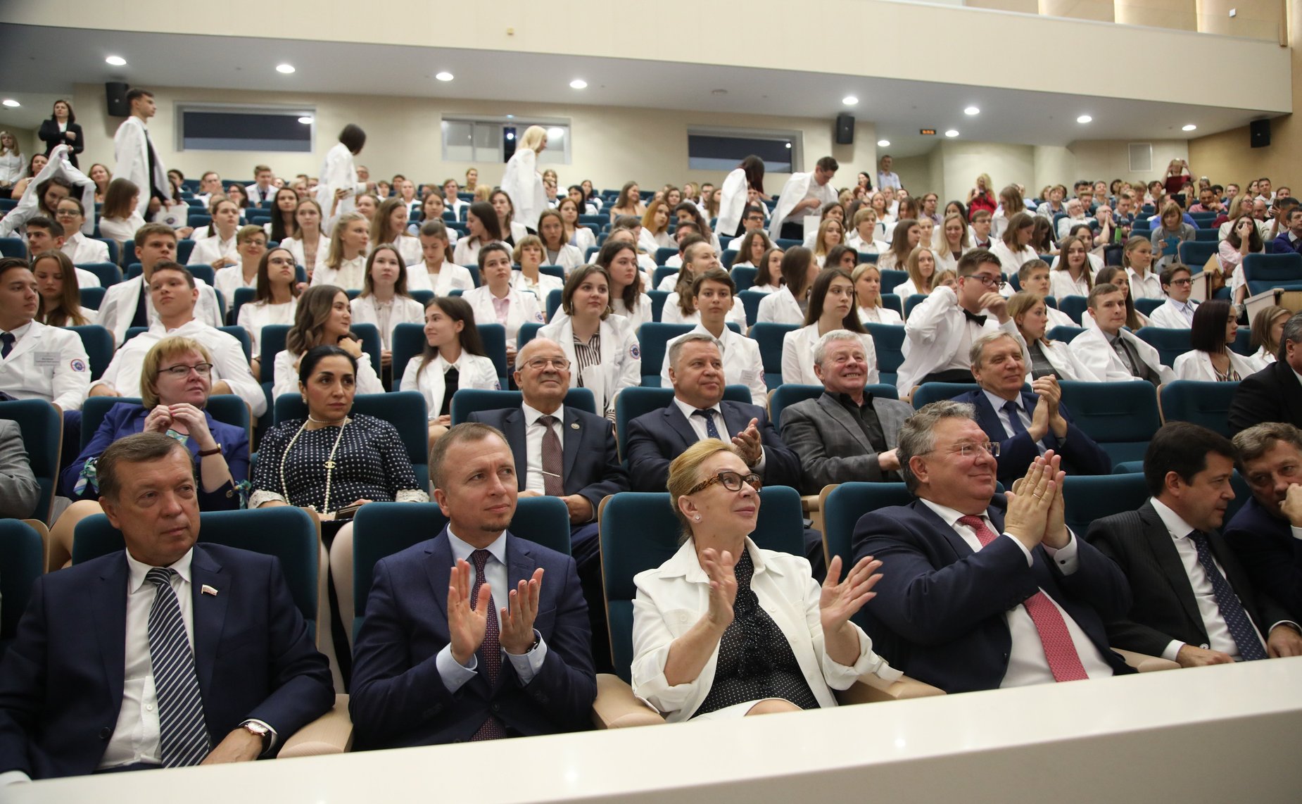 Церемония посвящения в студенты будущих врачей в Национальном медицинском исследовательском центре имени В.А. Алмазова в Санкт-Петербурге