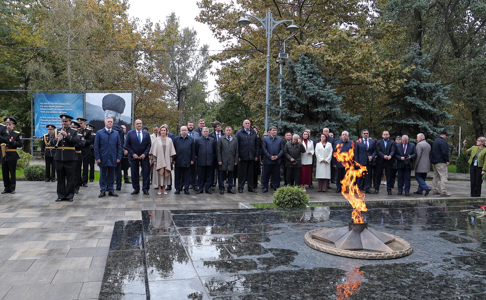 Сенаторы РФ возложили цветы к мемориалу Воину-освободителю в парке им. Ленинского комсомола в Махачкале (фото пресс-служба Министерства экономики и территориального развития Республики Дагестан)