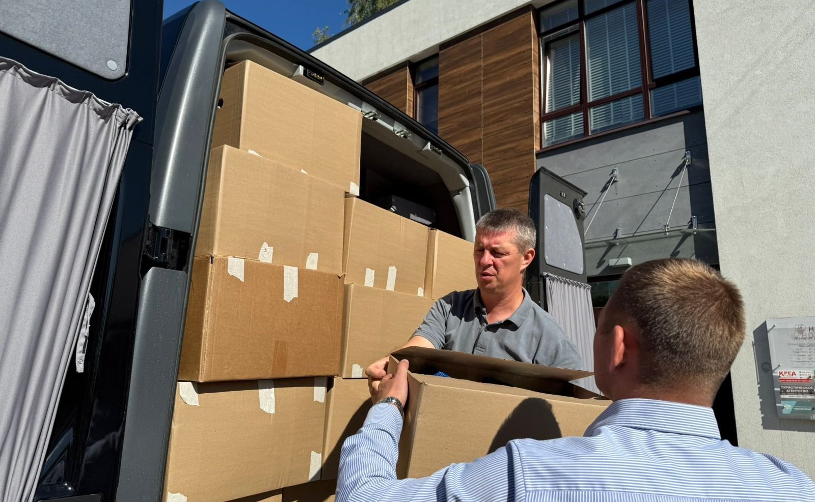 Дмитрий Василенко встретился с участникам СВО в городе Шлиссельбурге Кировского района и передал военнослужащим оборудование