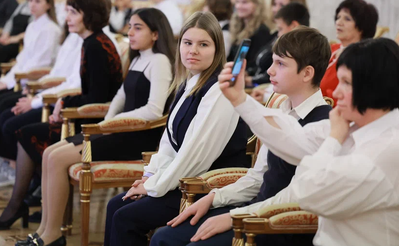 Маргарита Павлова в канун Дня народного единства вручила благодарности и призы школьникам — победителям VII Всероссийской творческой школы-конкурса «Портрет твоего края»