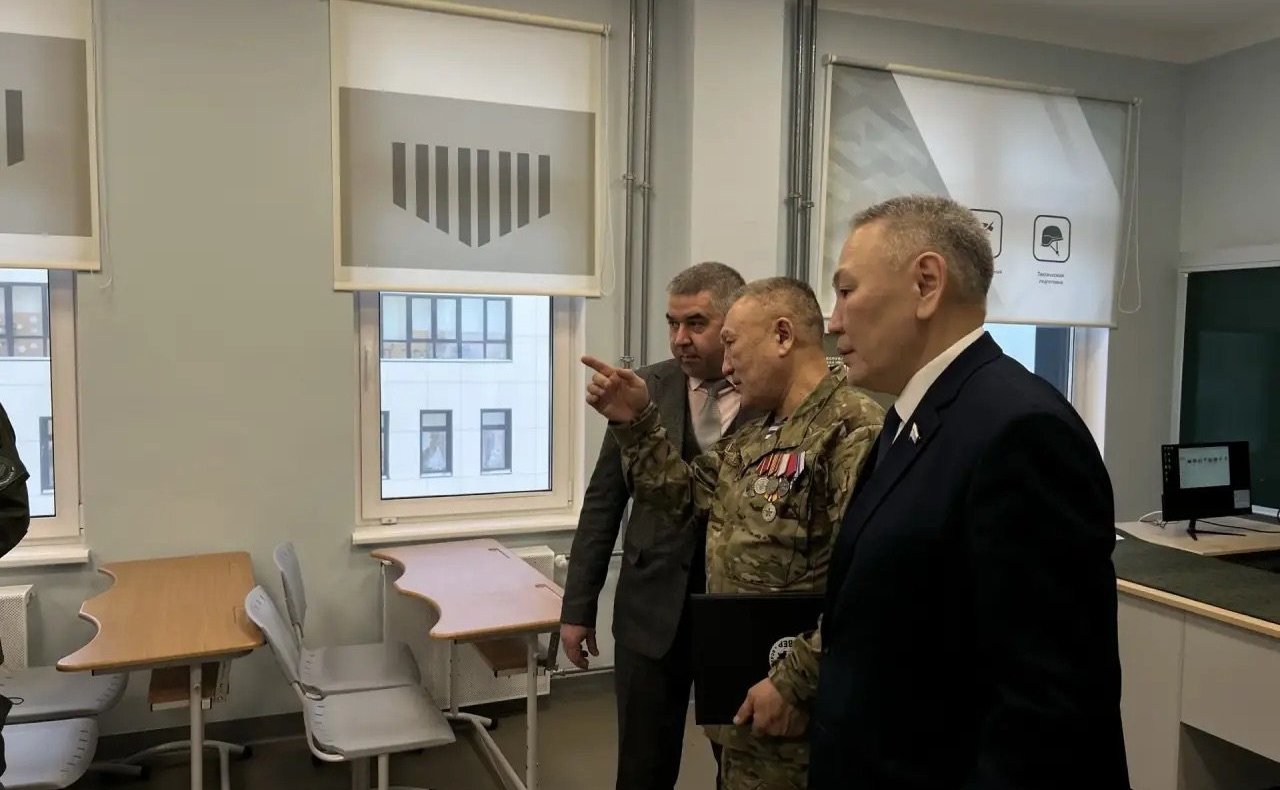 Сахамин Афанасьев в рамках региональной недели посетил итоговое заседание якутского филиала Военно-патриотического центра «Воин»