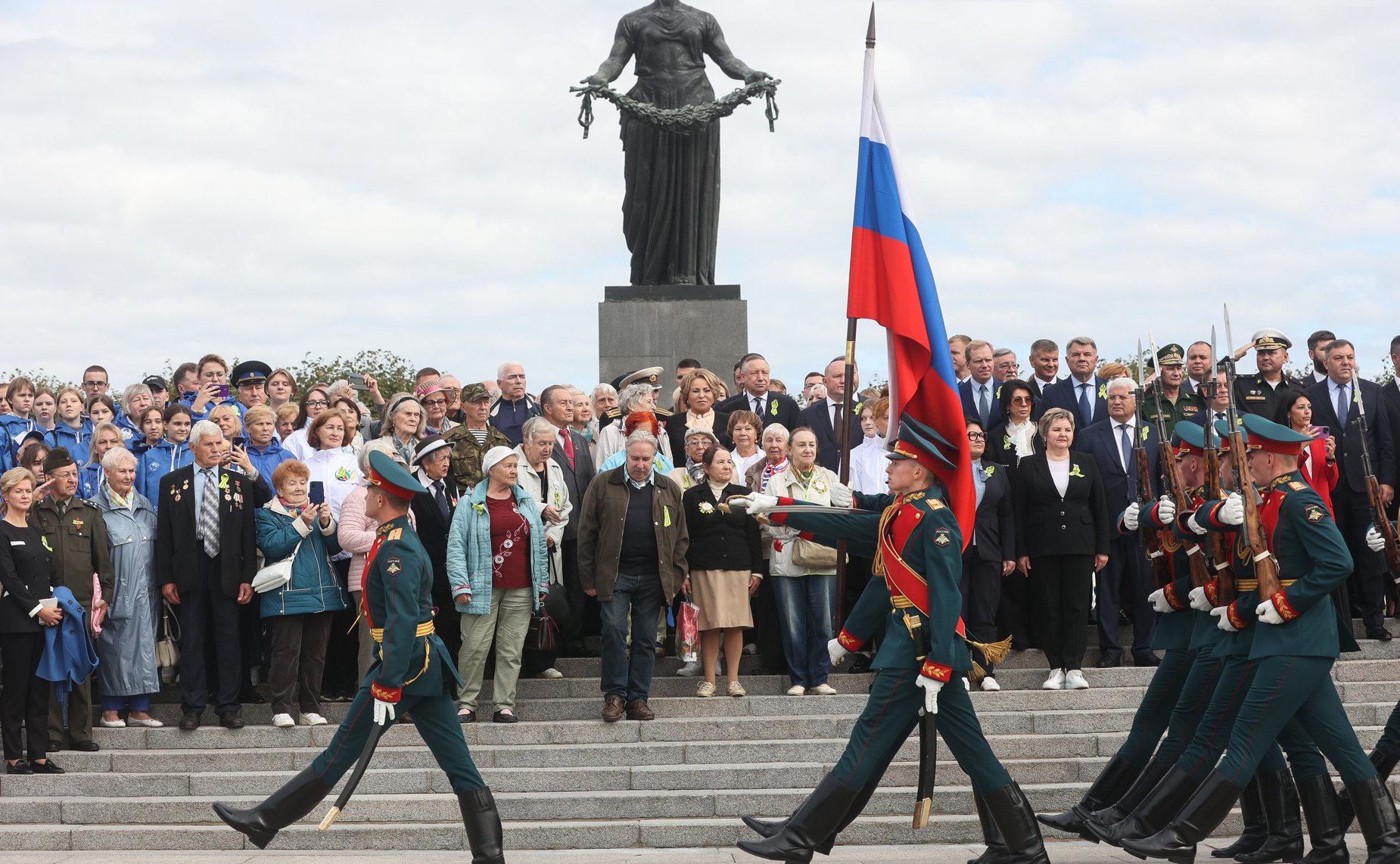Валентина Матвиенко приняла участие в торжественно-траурной церемонии возложения венков и цветов к монументу «Мать-Родина» на Пискаревском мемориальном кладбище