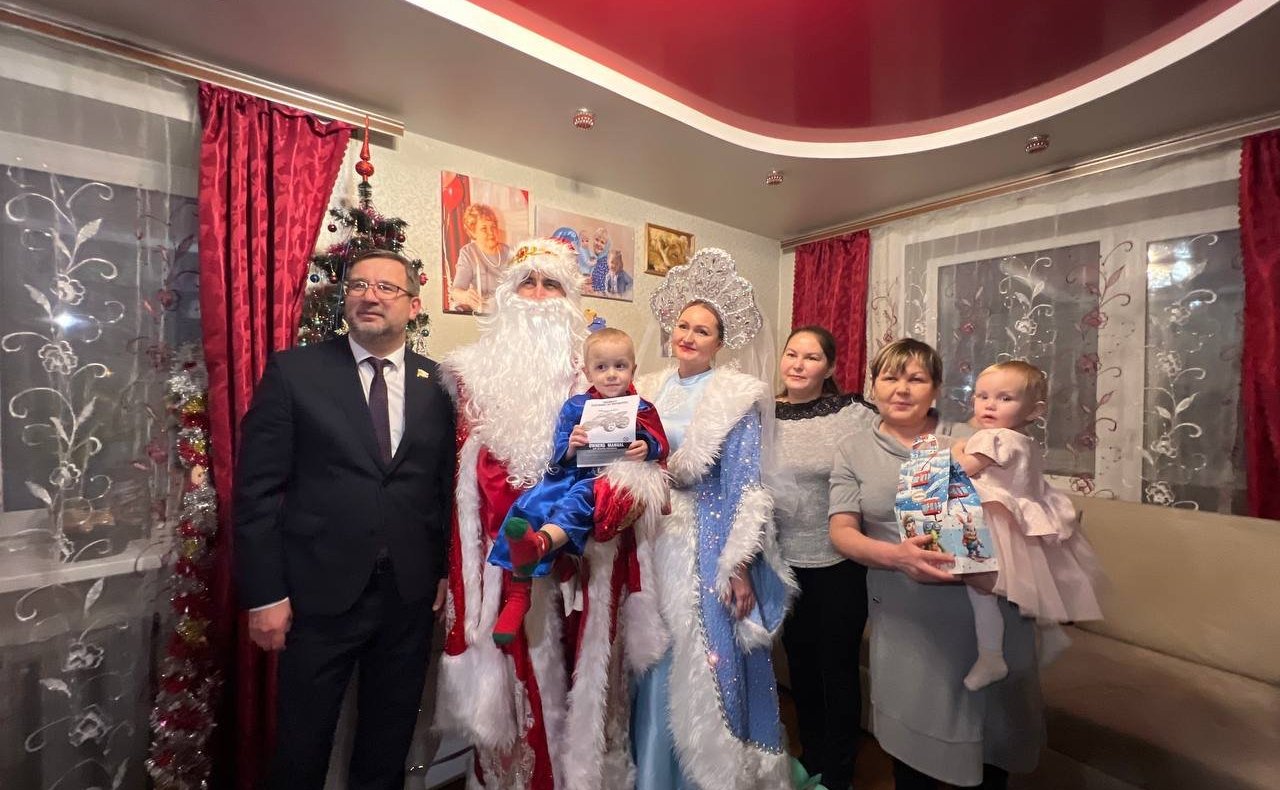 Николай Владимиров вручил подарок трехлетнему Тимуру в рамках акции «Елка желаний»