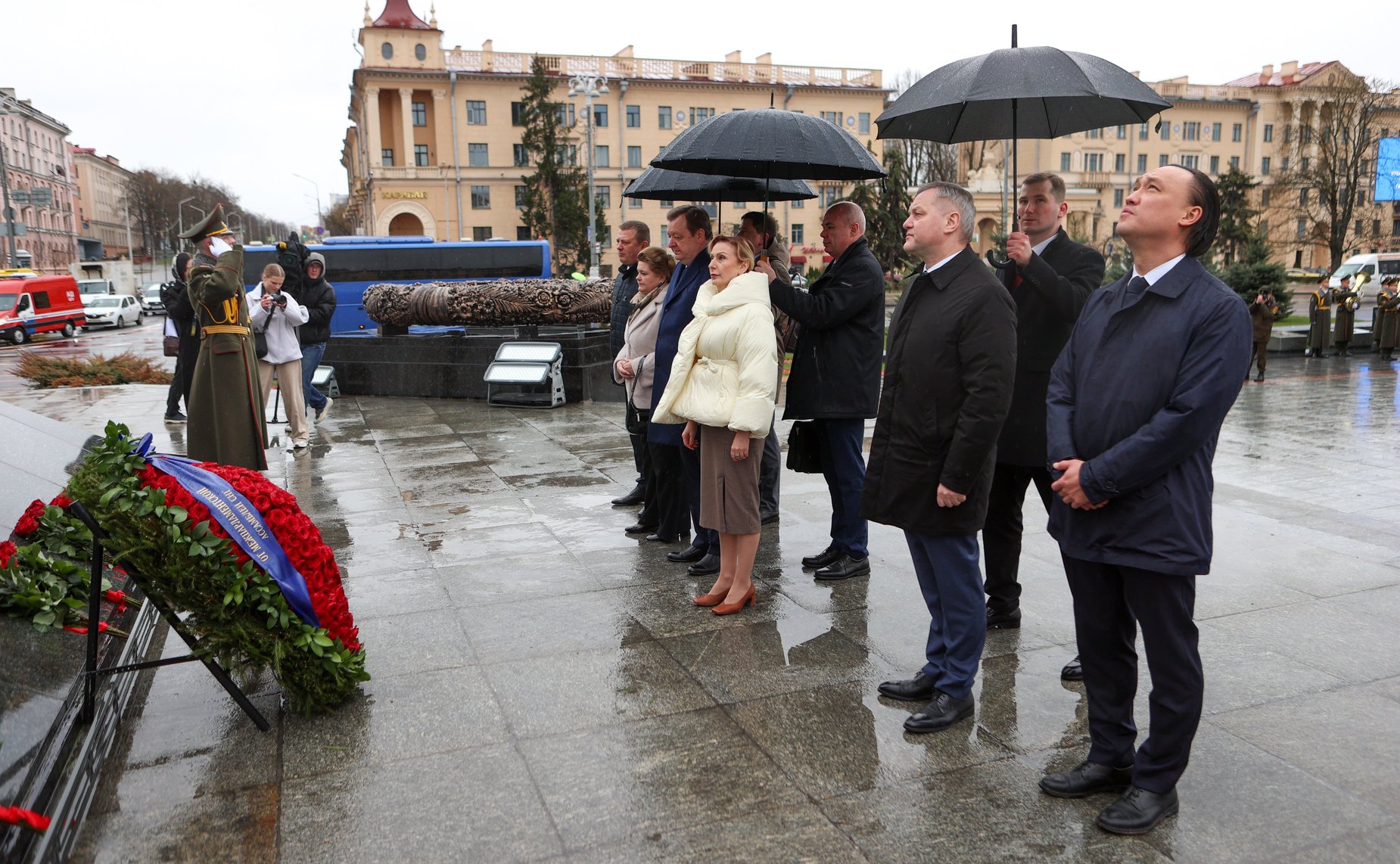 Заместитель Председателя Совета Федерации Инна Святенко приняла участие в Торжественном возложении цветов и венков к Монументу Победы