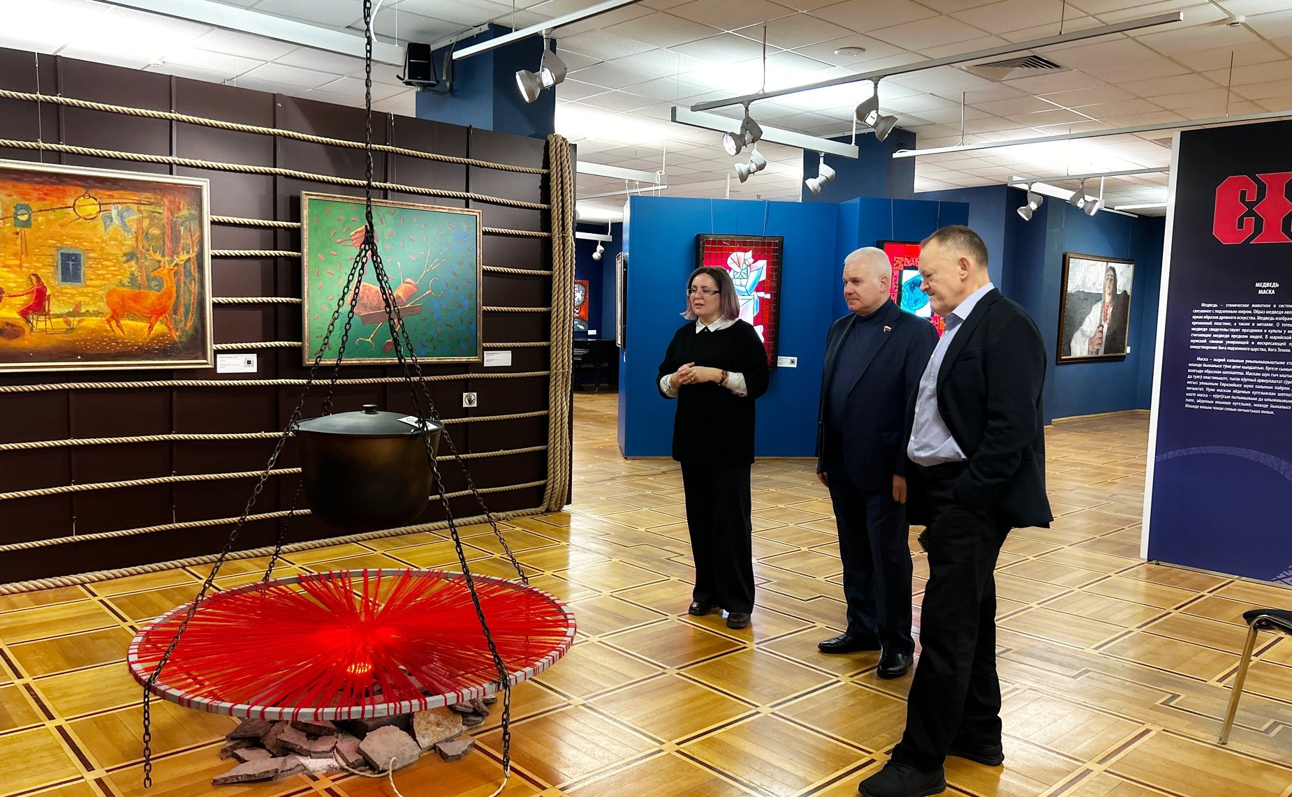 Сергей Мартынов посетил в Йошкар-Оле выставку, представляющую судьбу этноса мари сквозь призму изобразительного искусства