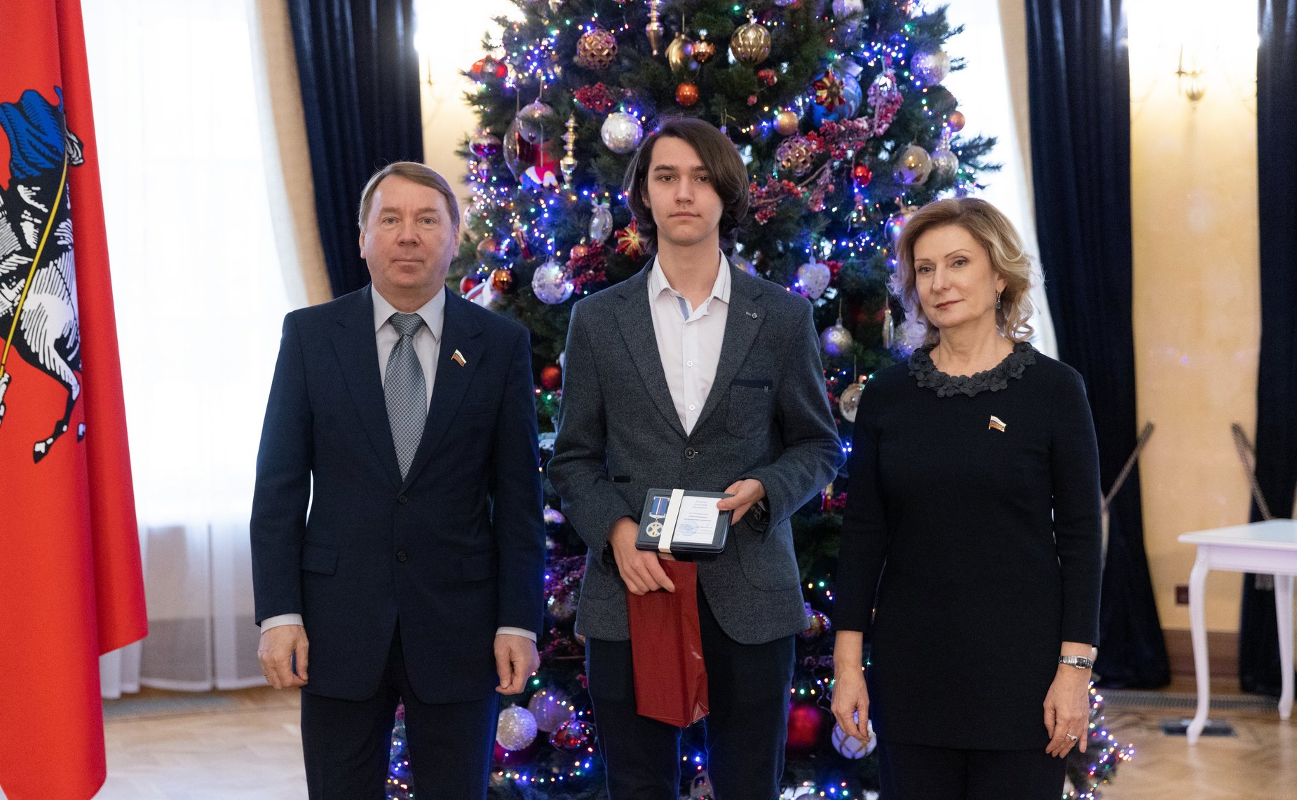 Инна Святенко и Владимир Кожин вручили награды детям-героям