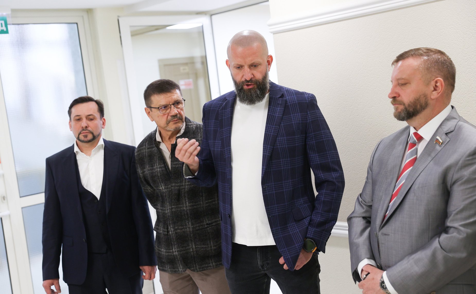 Алексей Кондратьев открыл в Совете Федерации выставку портретов героев СВО «Мой позывной»
