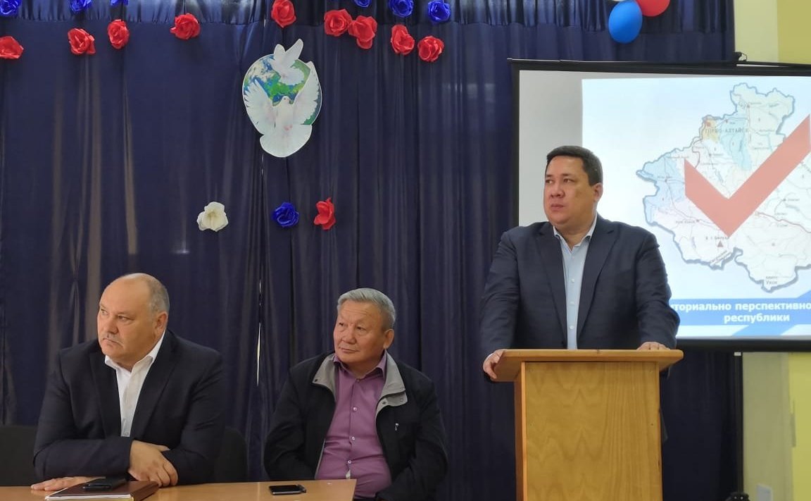 Владимир Полетаев провел встречи с жителями Усть-Коксинского района