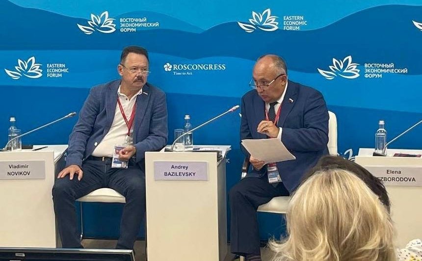 Андрей Базилевский посетил VII Восточный экономический форум, где состоялось обсуждение вопросов финансового просвещения волонтеров