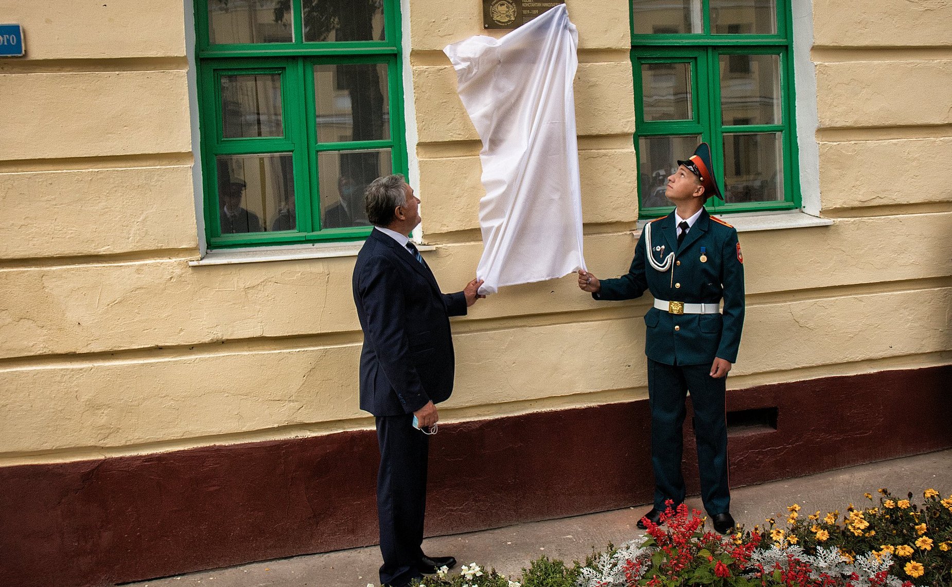 Юрий Воробьев в рамках рабочей поездки в Вытегорский район осмотрел обновленную набережную реки Вытегры и открыл памятную табличку Почетному члену Императорского Русского географического общества Константину Посьету