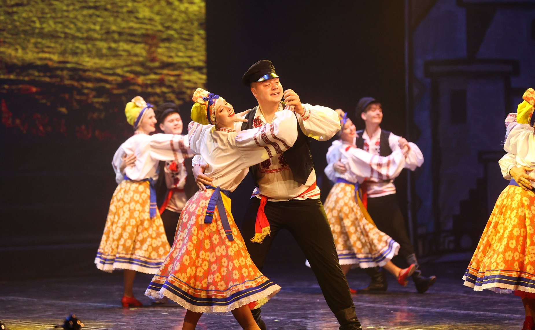 Делегация СФ побывала на фольклорном представлении в Государственном республиканском русском драматическом театре имени М. Горького