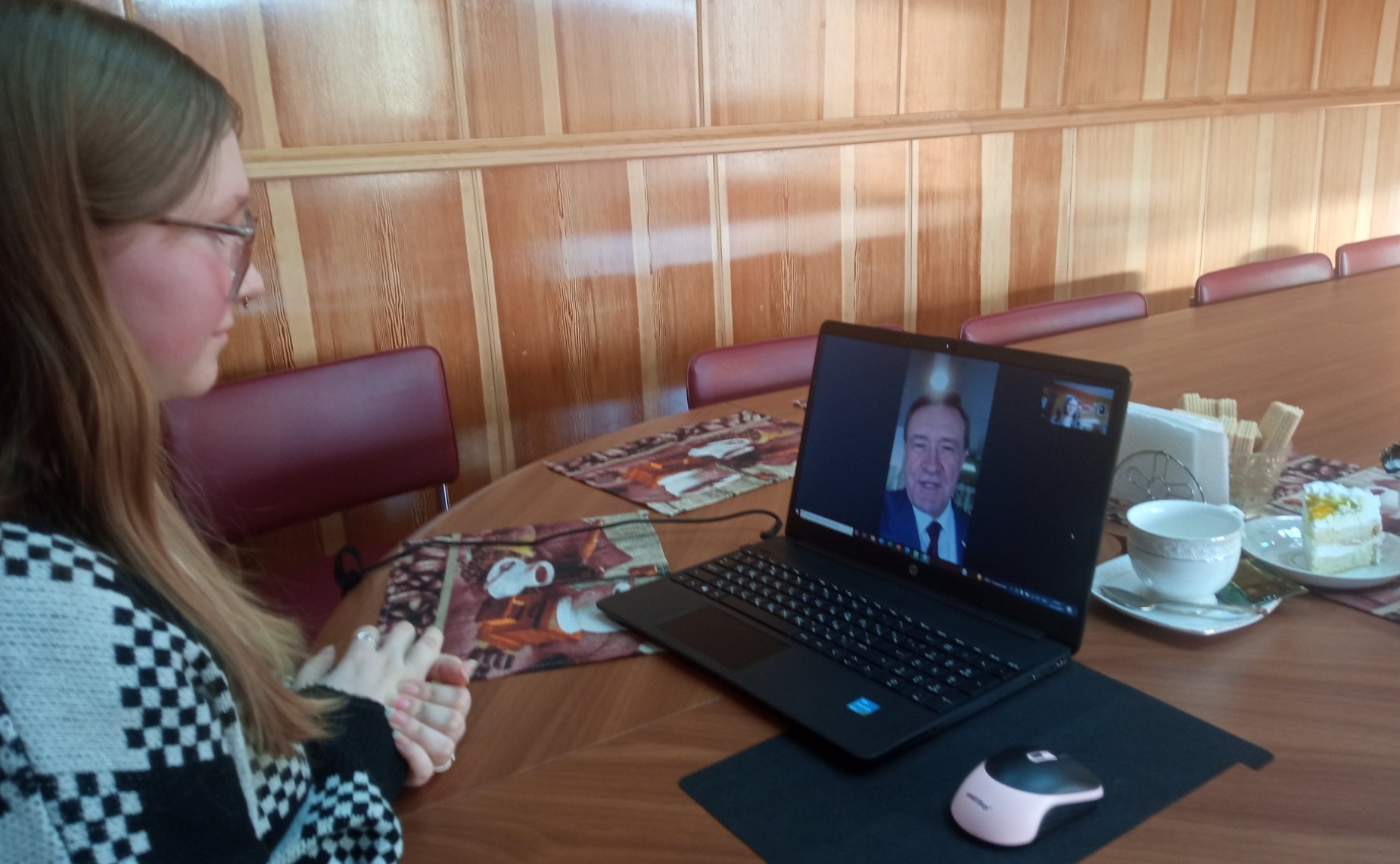 Сергей Рябухин поздравил Инессу с наступающим Новым годом, пожелал ей крепкого здоровья, успехов в учебе и исполнения желаний