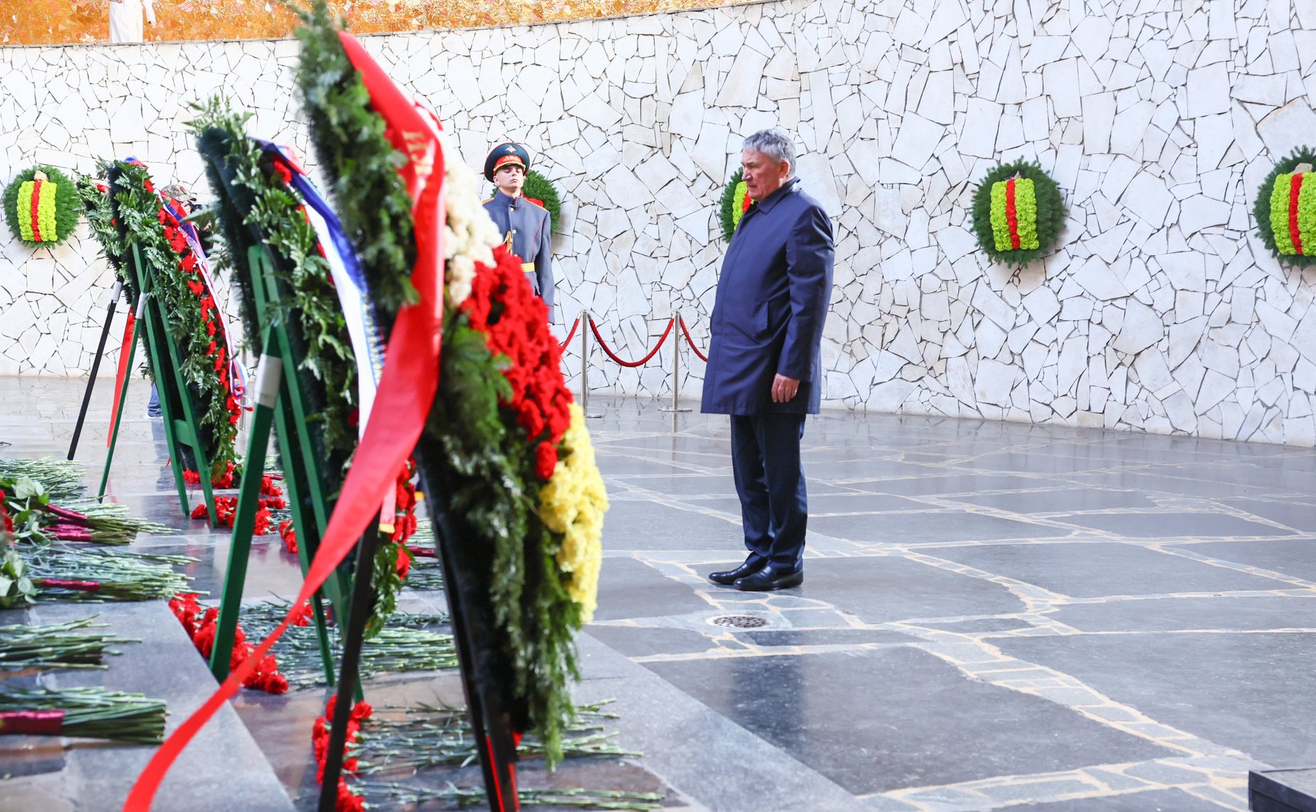 Сенаторы РФ в преддверии 80-летия Победы посетили историко-мемориальный комплекс «Героям Сталинградской битвы» на Мамаевом кургане и возложили цветы к Вечному огню в зале Воинской славы