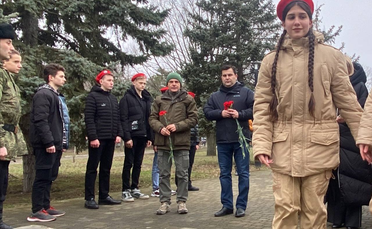 Участники акции почтили память погибших в Сталинградской битве бойцов и мирных жителей минутой молчания и возложили цветы к памятнику «Скорбящая мать»