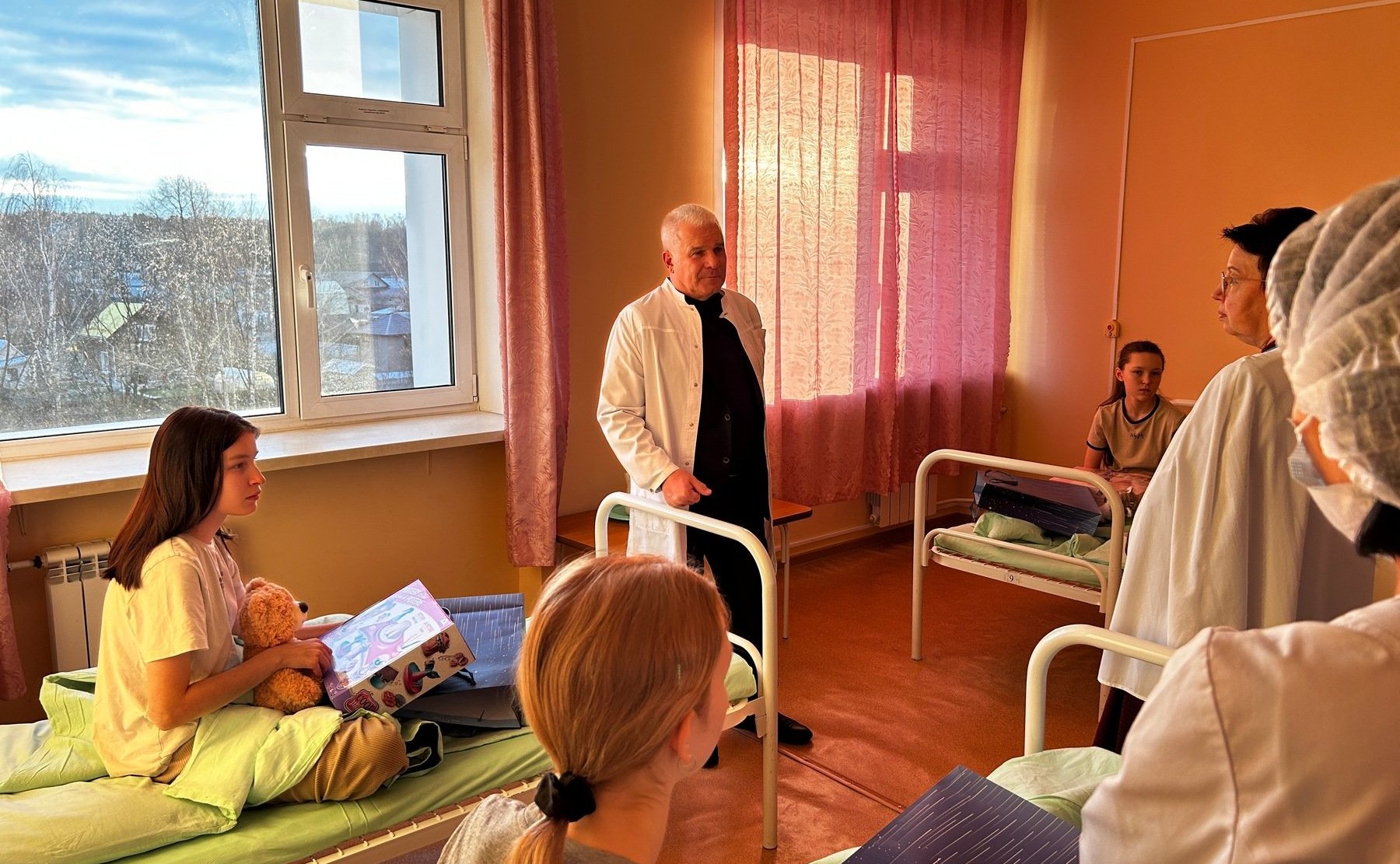 Сергей Мартынов в рамках благотворительной акции «Коробка храбрости» вручил подарки детям